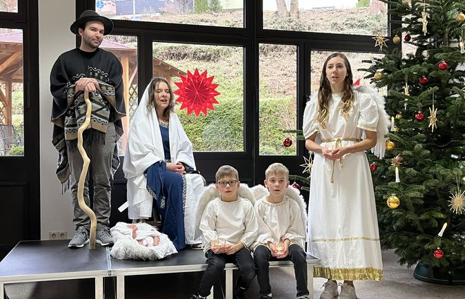 Krippenspiel mit Hirte, Maria, zwei Kindern als Engel und Tannenbaum