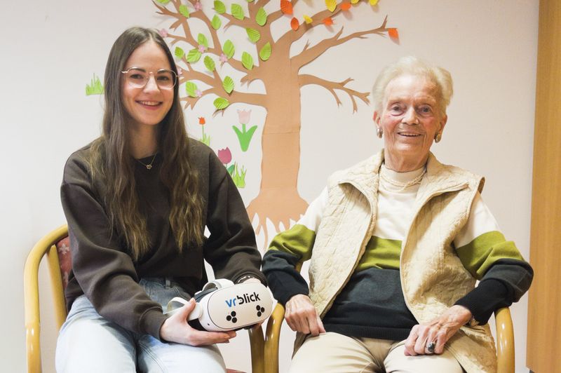 Linda Jahn mit einer Bewohnerin und der VR-Brille