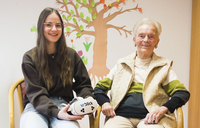 Linda Jahn mit einer Bewohnerin und der VR-Brille